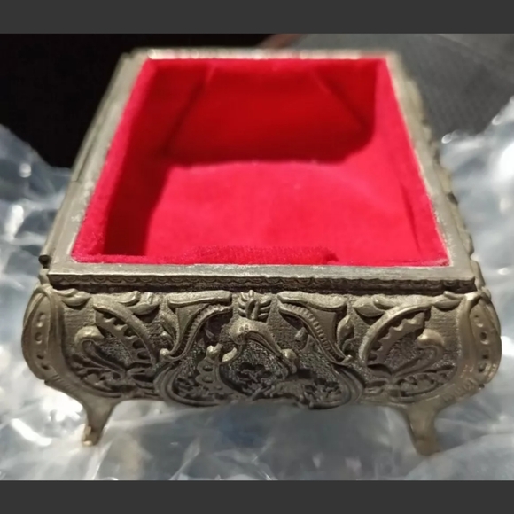Vintage Metal Pressed Trinket Jewelry Box Colonial Style Red Velvet Lined - Picture 5 of 11